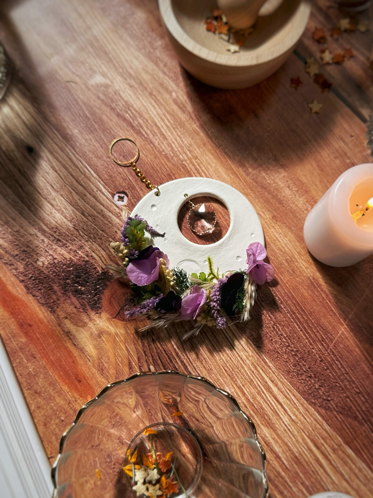 Ancrage - Suspension Lune en argile, fleurs séchées et stabilisées