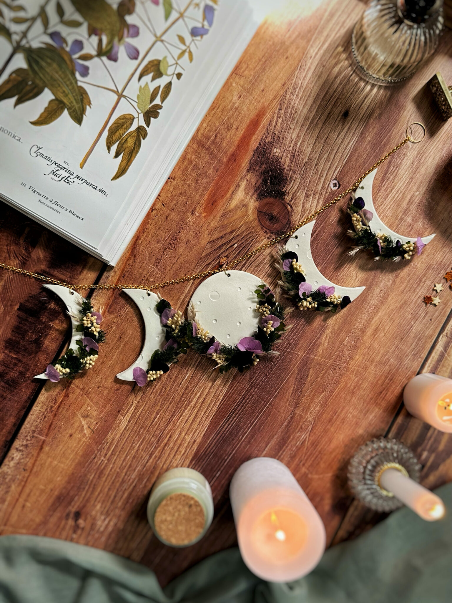 Métamorphose - Suspension en argile et fleurs séchées et stabilisées