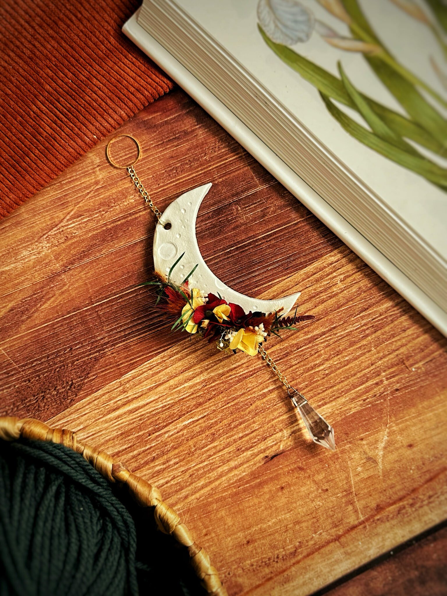 Sélène - Croissant de Lune 1 perle - Suspension en argile et fleurs séchées