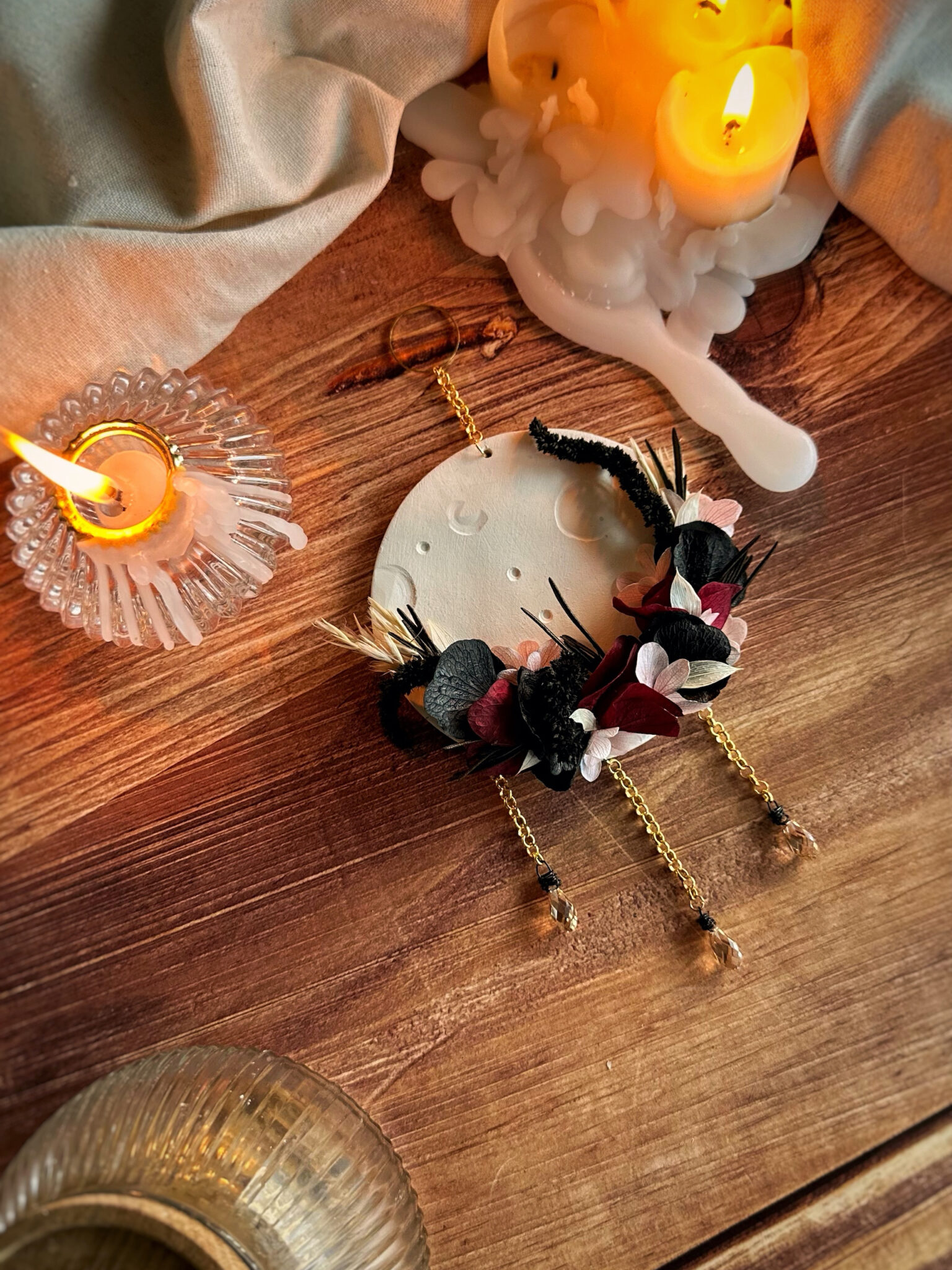 Nuit intérieure - Suspension pleine lune - Thème INTROSPECTION - Argile et fleurs séchées