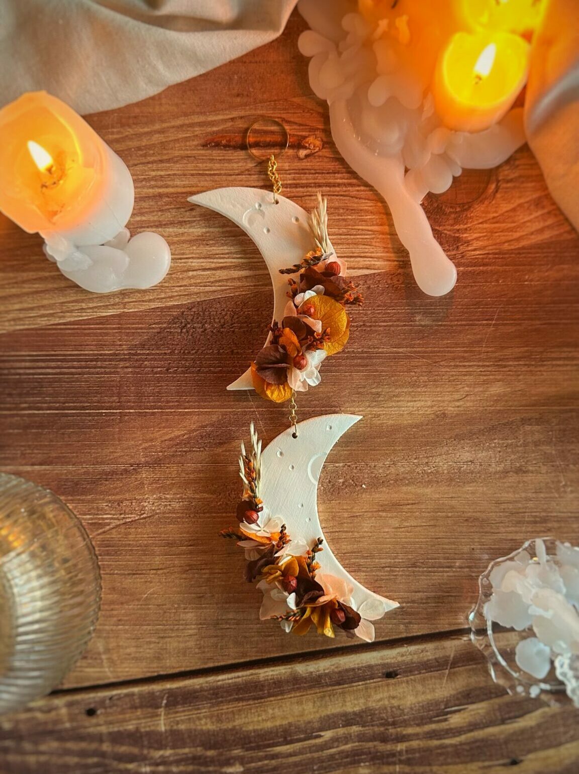 Solstice - Suspension 2 lunes - Thème RENOUVEAU - Argile et fleurs séchées