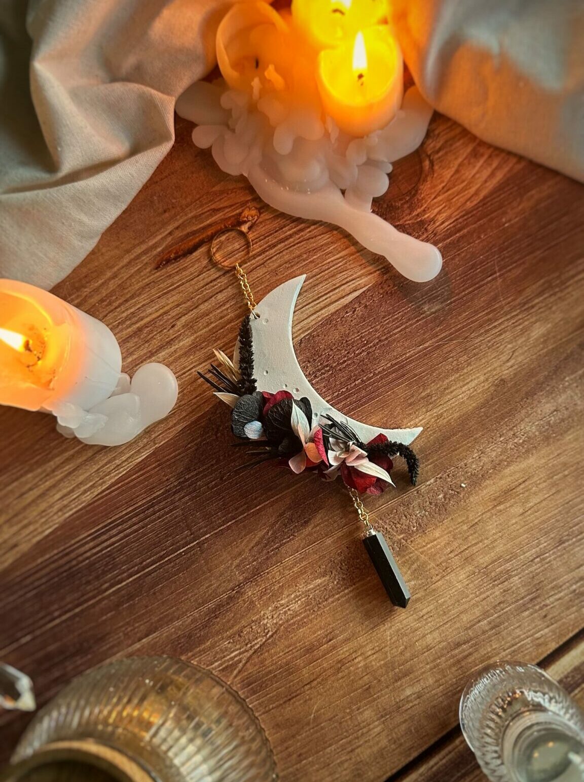 Emotions - Suspension croissant de lune - Thème INTROSPECTION - Argile et fleurs