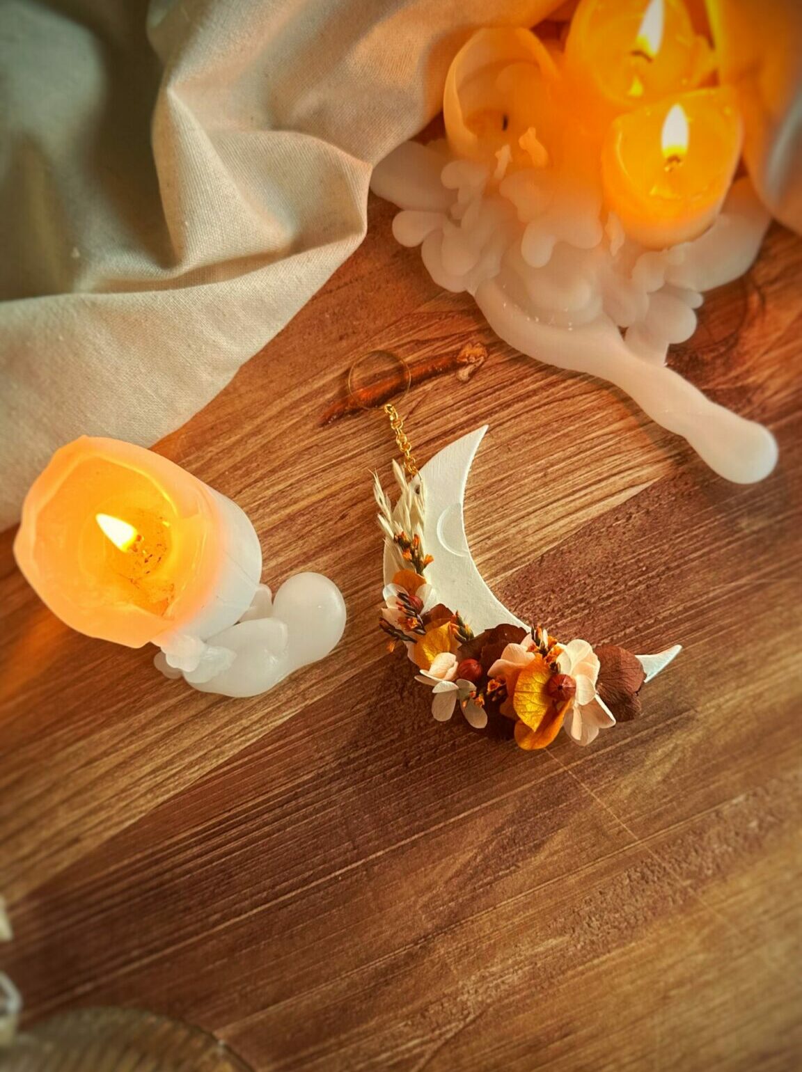 Feu intérieur - Suspension demi lune - Thème RENOUVEAU - Argile et fleurs séchée