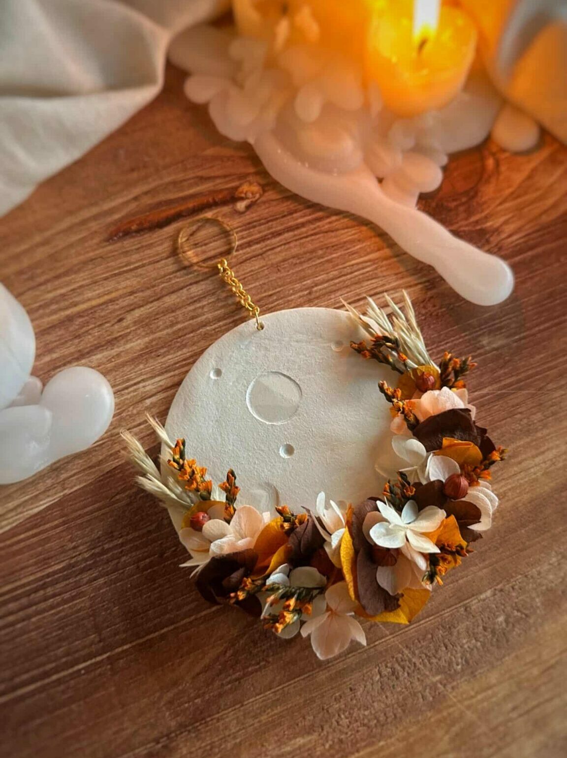 Equilibre - Suspension pleine lune - Thème RENOUVEAU - Argile et fleurs séchée