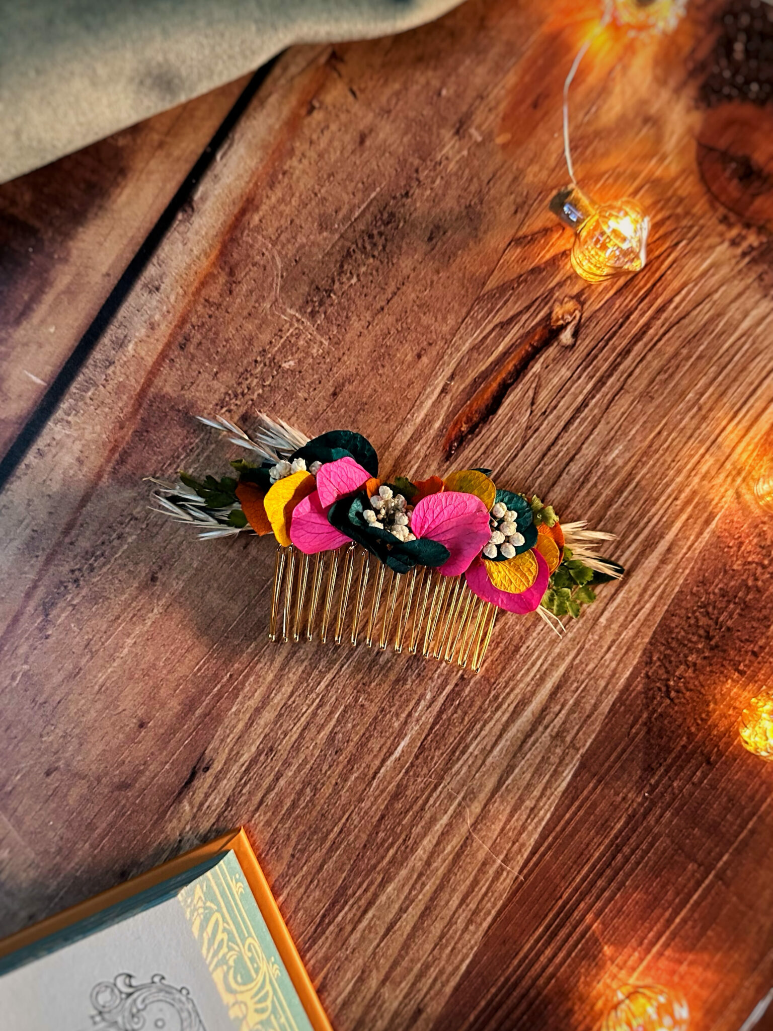 Aphrodite - Pièce unique - Peigne en fleurs séchées et stabilisées