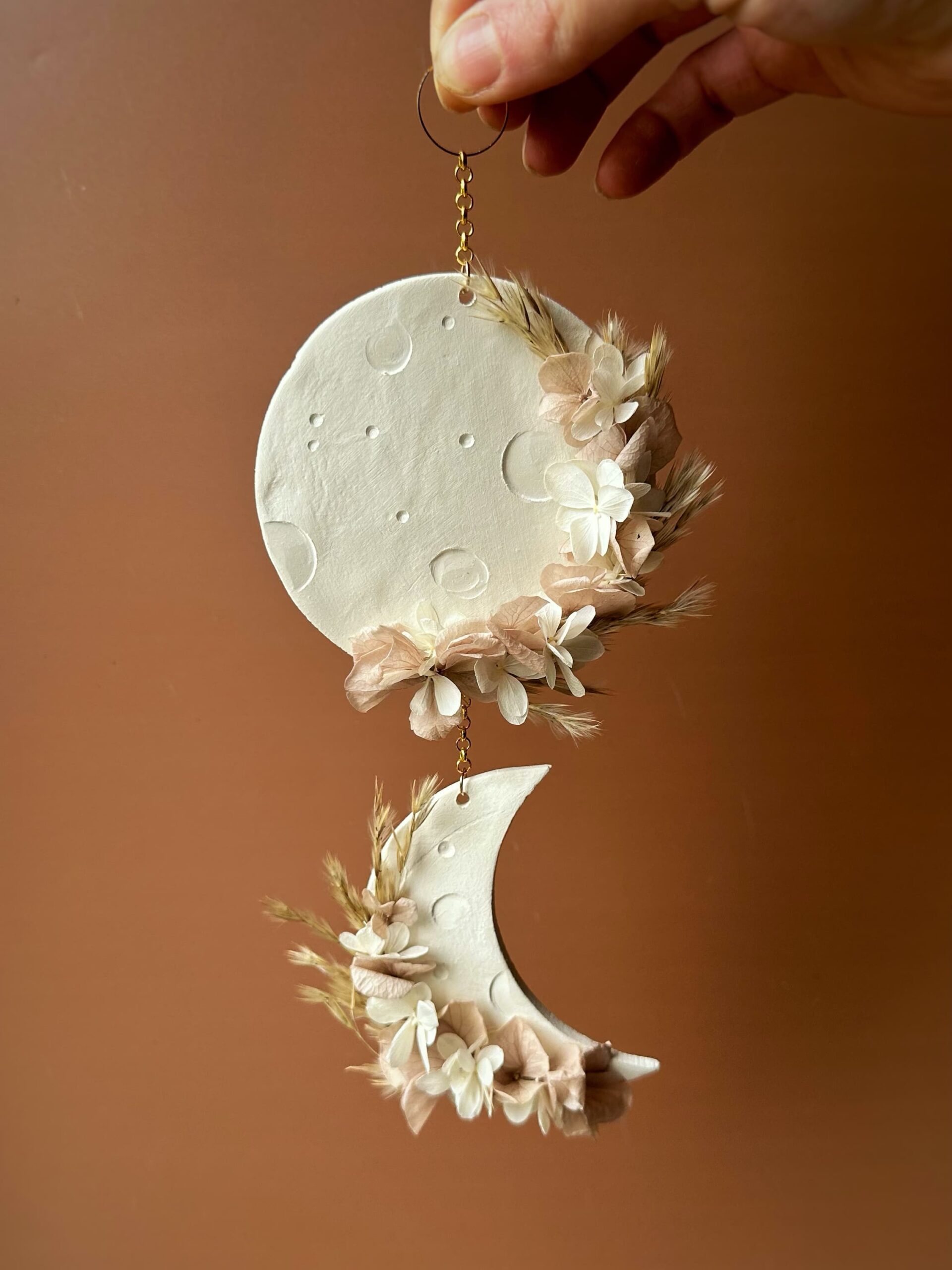 Aube - Suspension deux lunes en fleurs séchées et stabilisées et argile