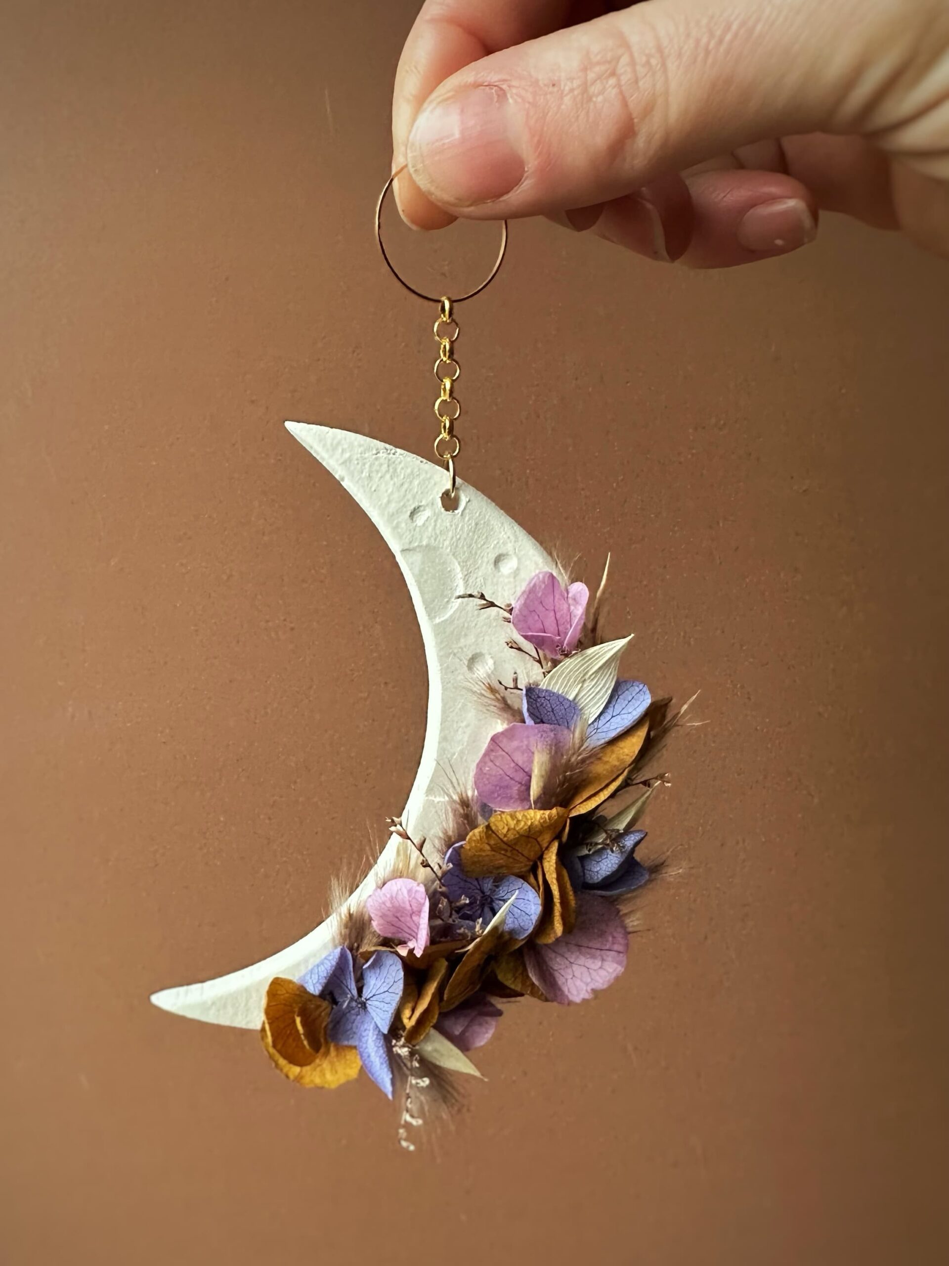 Clairière - Suspension demie-lune en fleurs séchées et stabilisées et argile