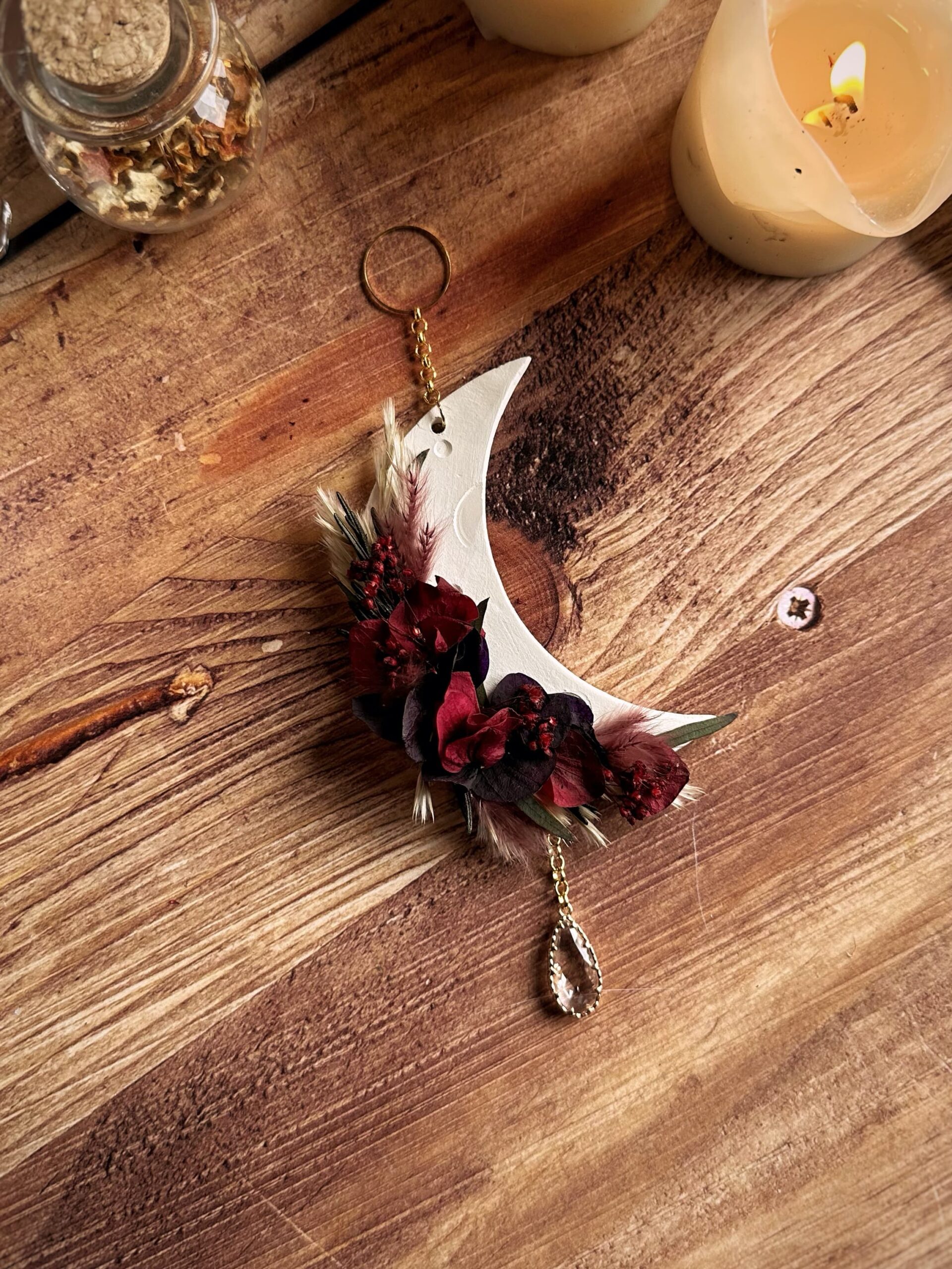 Frisson - Suspension demie-lune en fleurs séchées et stabilisées et argile