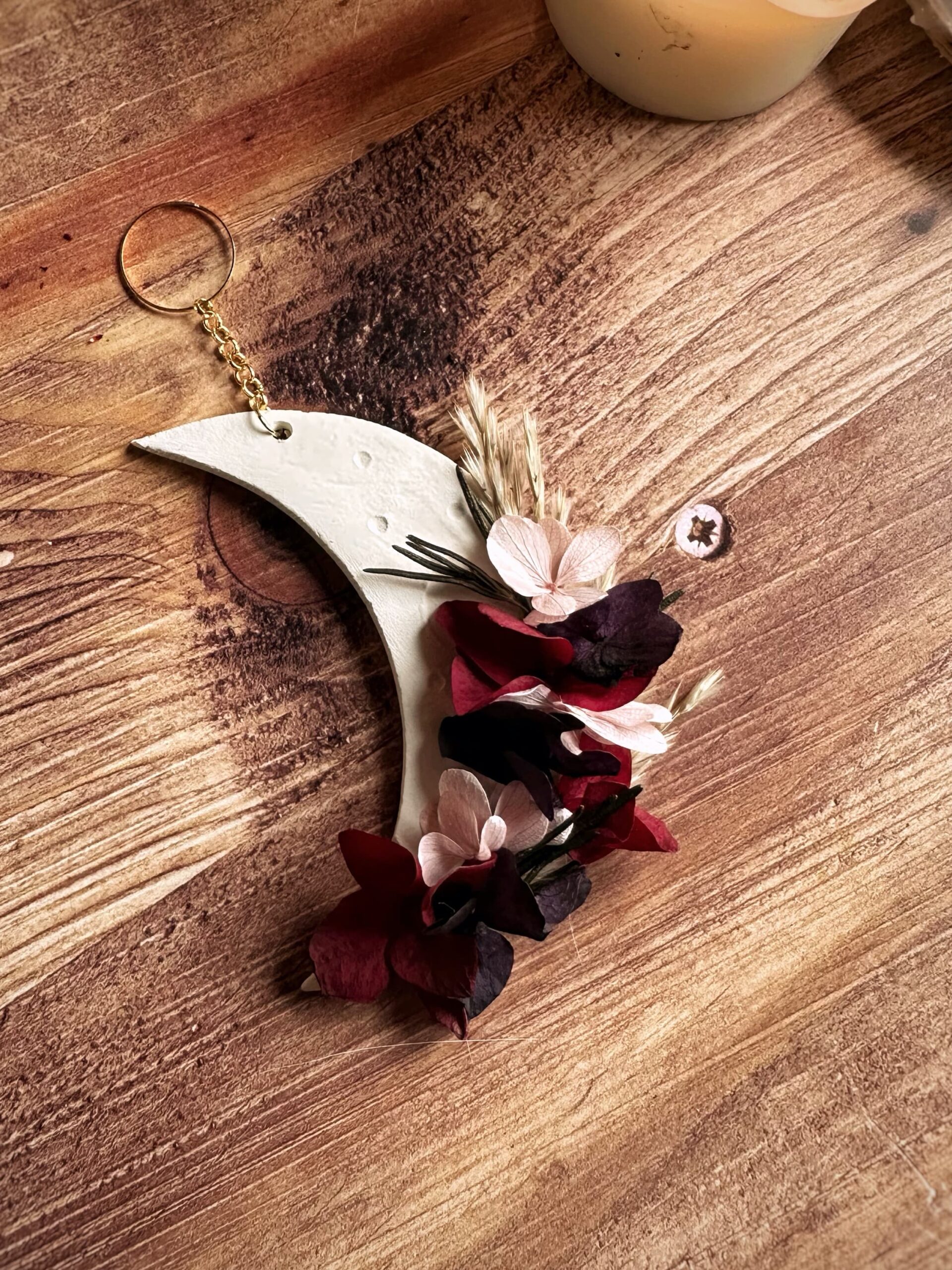 Velours - Suspension demie-lune en fleurs séchées et stabilisées et argile