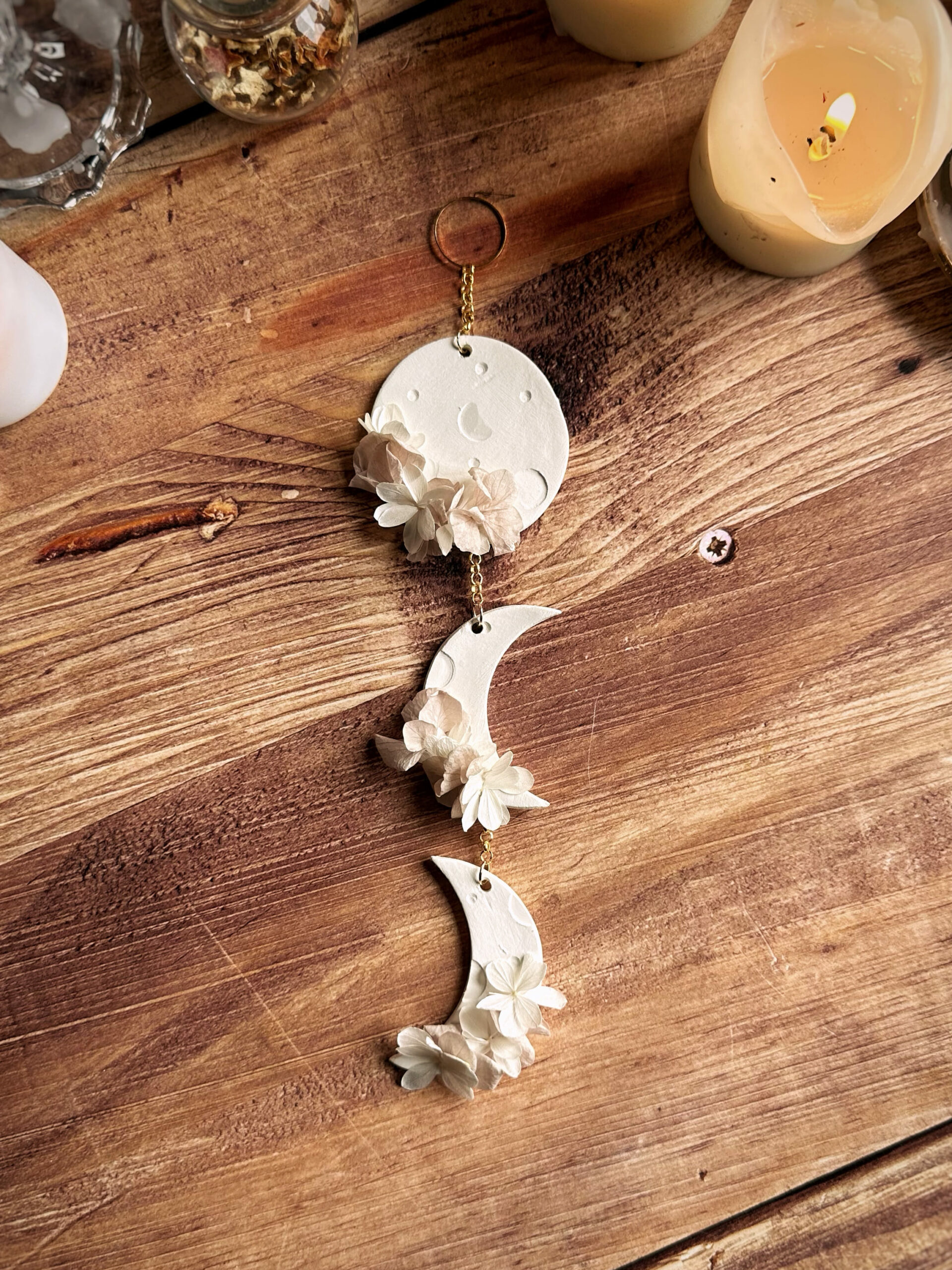 Opale - Mini suspension cycle lunaire en fleurs séchées et stabilisées et argile