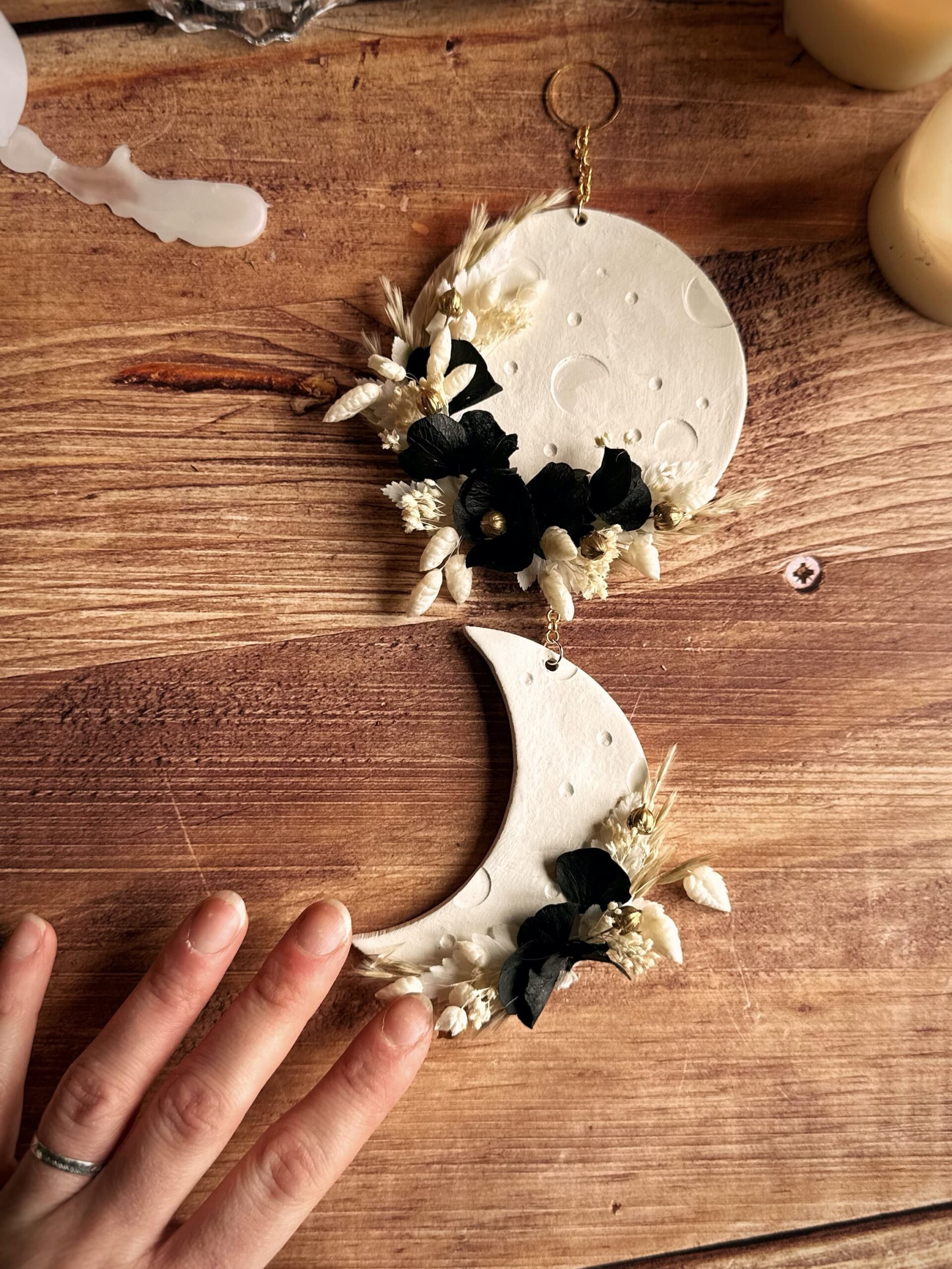 Introspection - Suspension deux lunes en fleurs séchées et stabilisées et argile