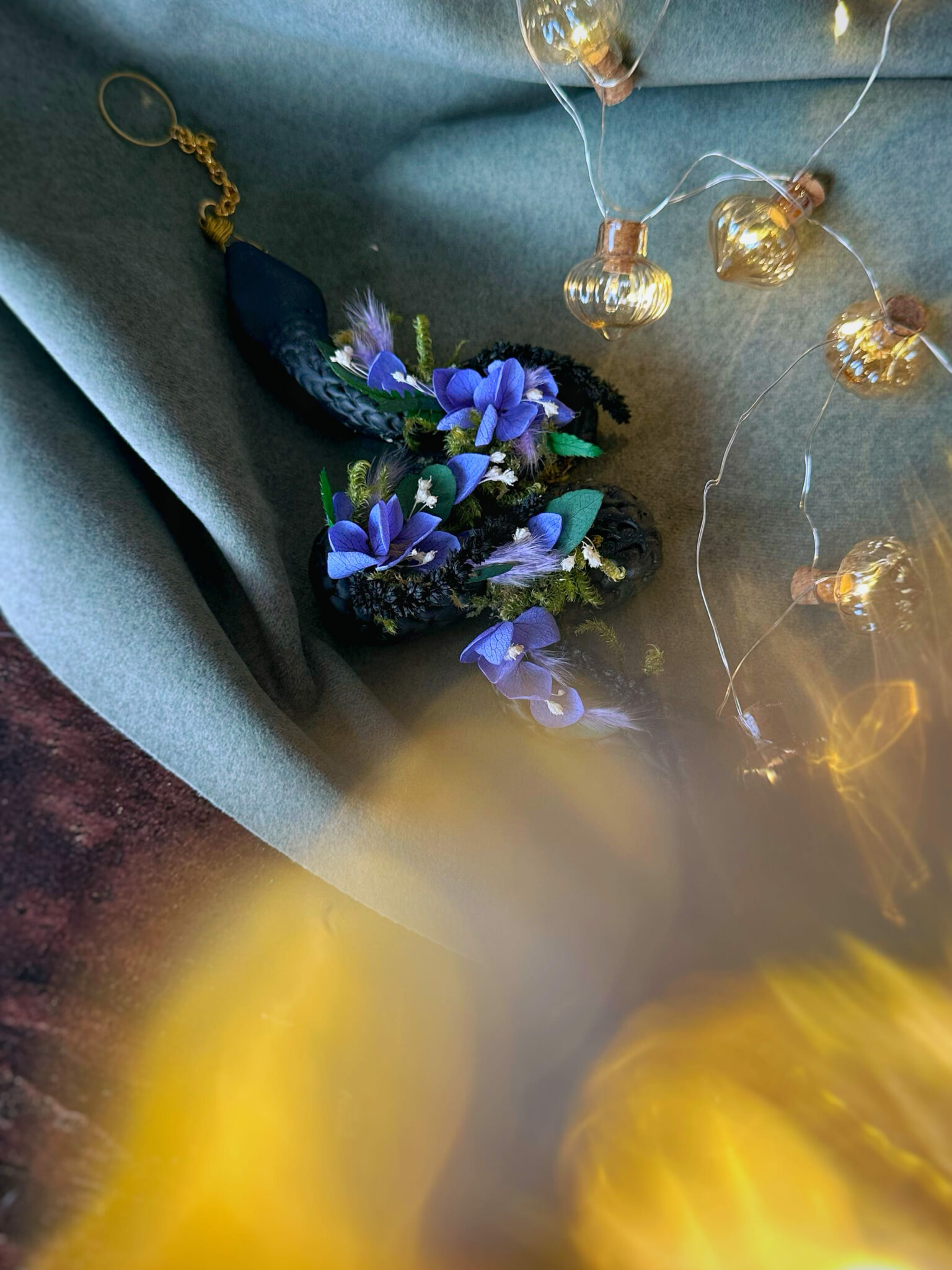 Le serpent du Renouveau - Suspension enargile et fleurs séchées et stabilisées