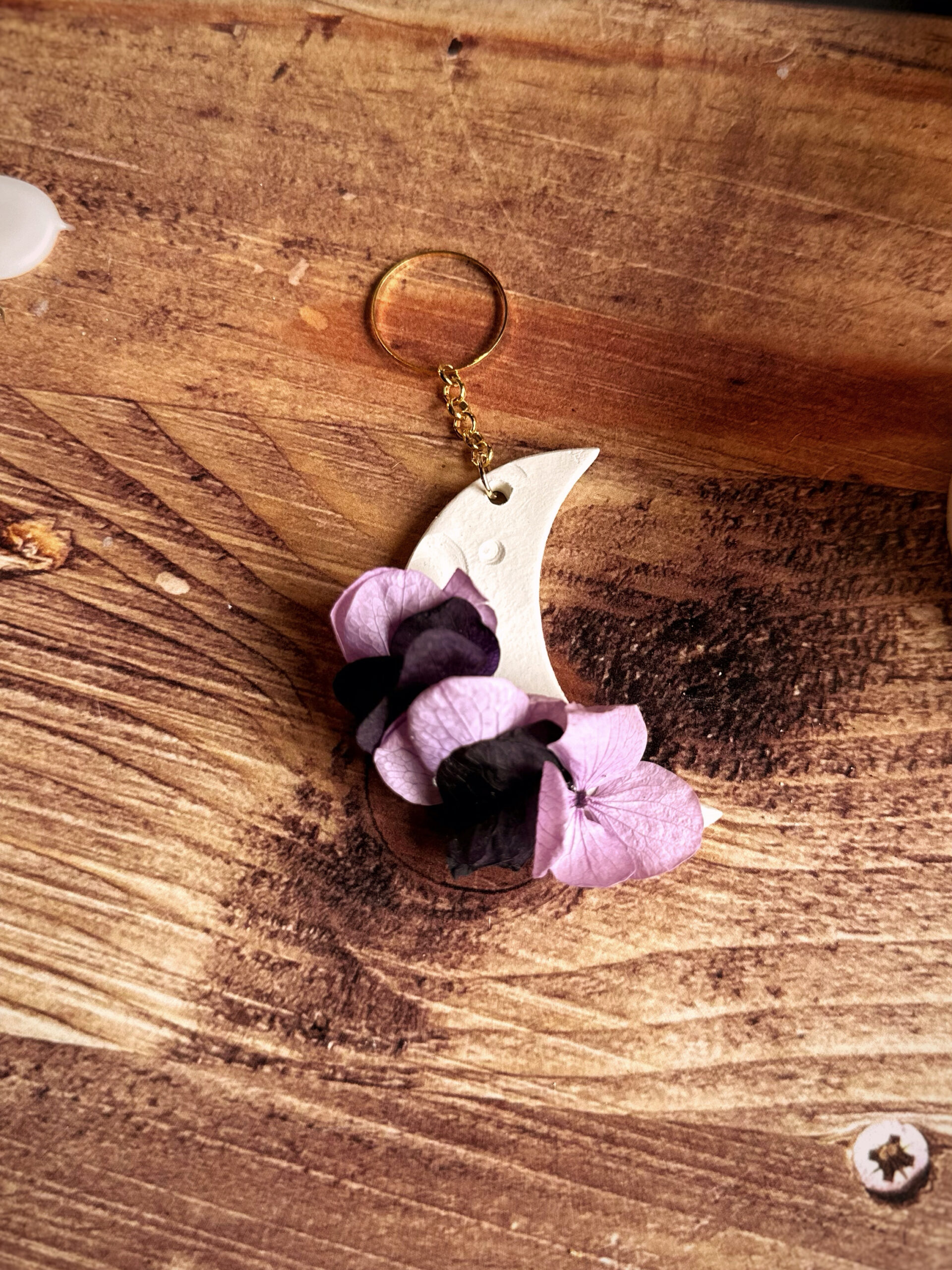 Céleste - Mini suspension demi-lune en fleurs séchées et stabilisées et argile