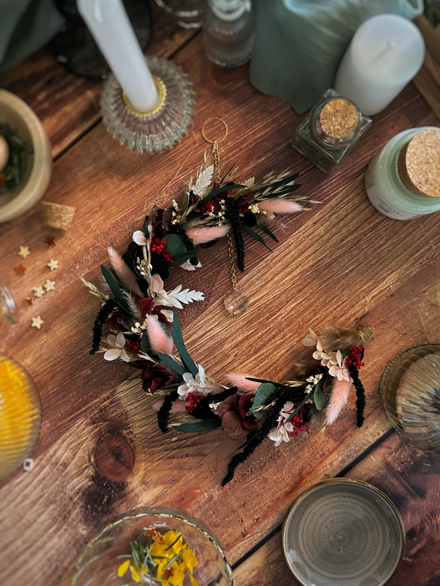 Incandescence - Couronne demi lune en fleurs séchées et stabilisées