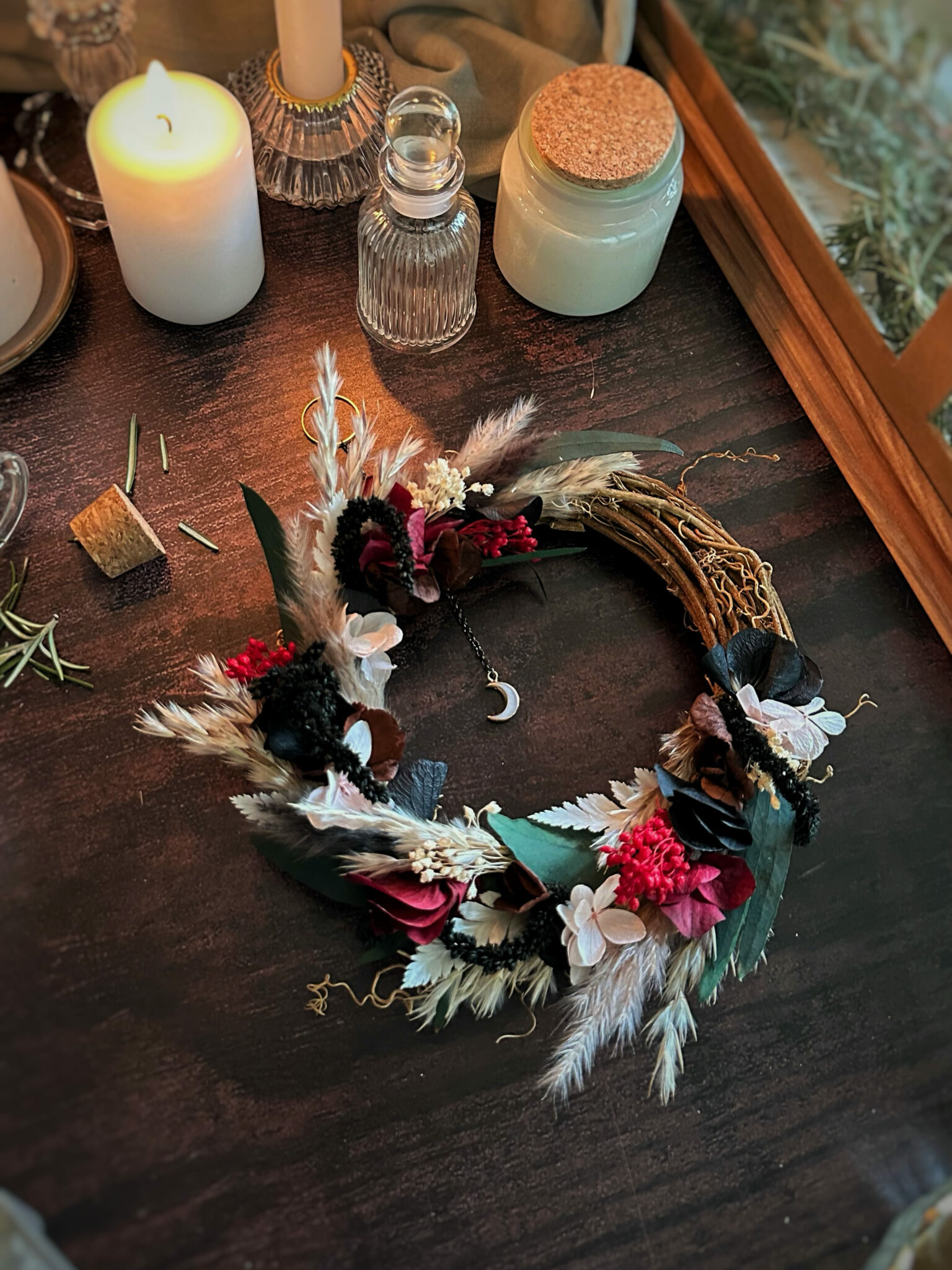 Refuge Céleste - Couronne en vigne et fleurs séchées et stabilisées