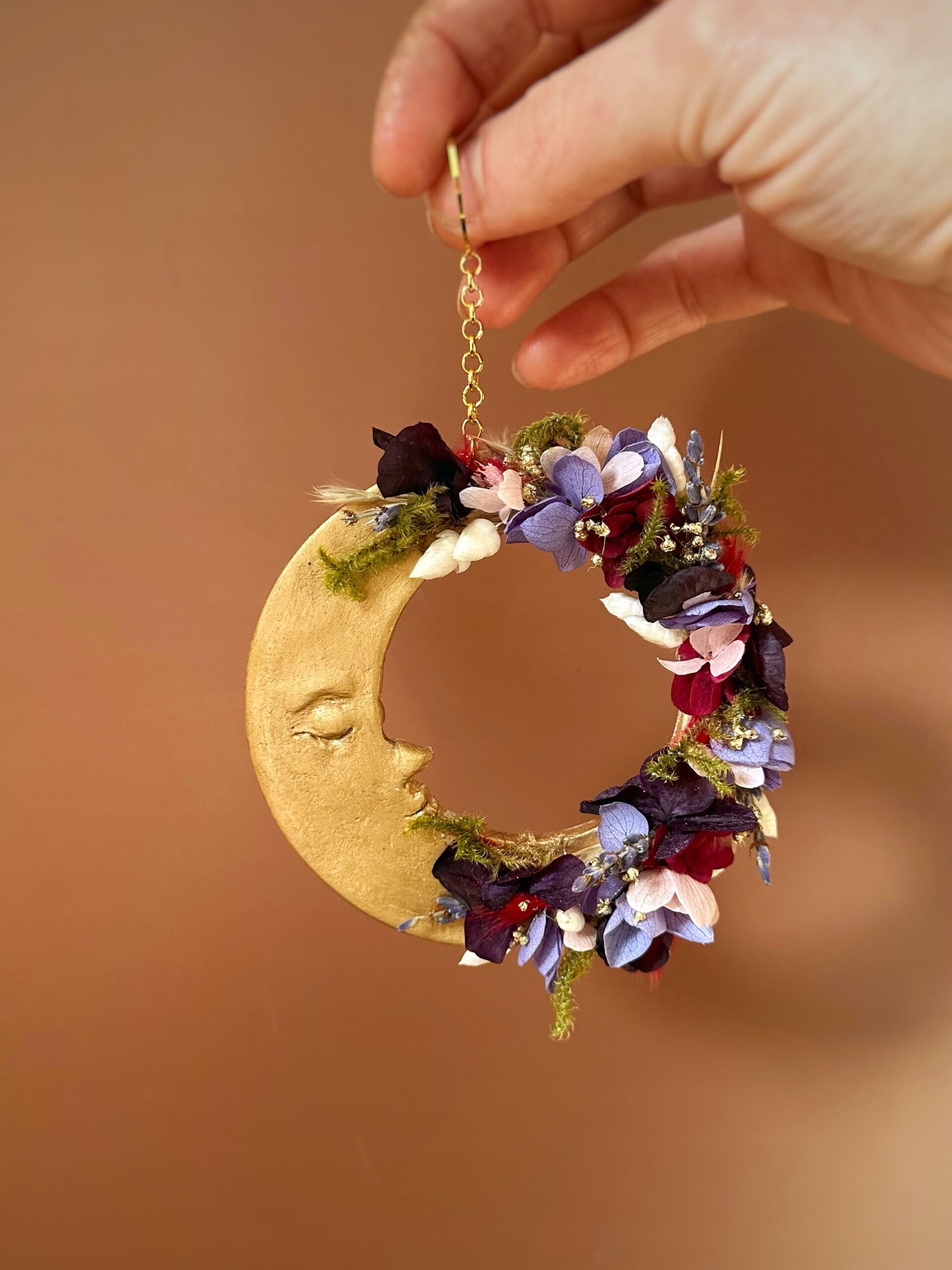 Quiétude - Suspension lune en argile et fleurs séchées et stabilisées - NOUVEAUTÉ