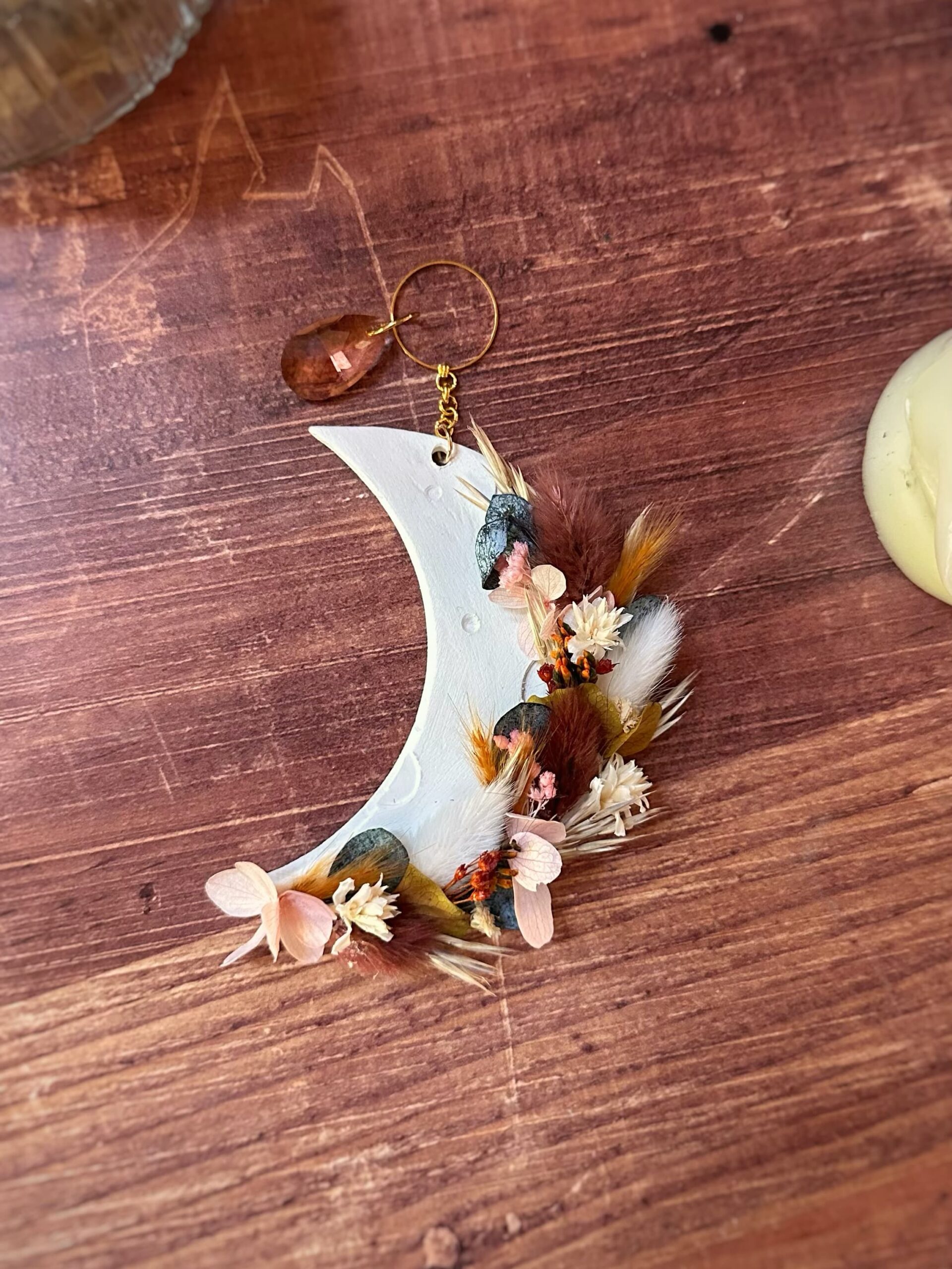 La Nomade - Suspension croissant de lune en argile, fleurs séchées et stabilisées