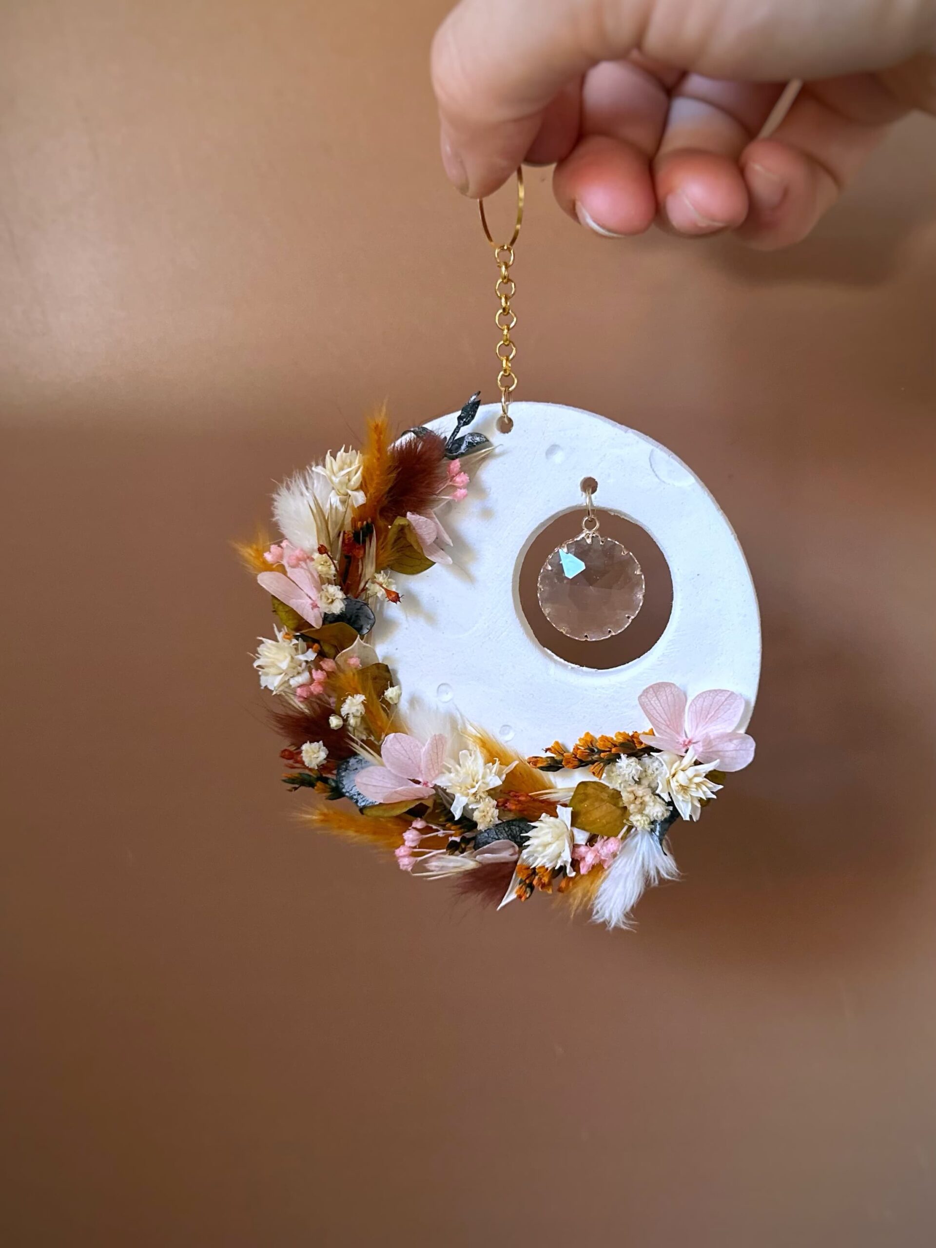 La Gardienne - Suspension pleine lune en argile, fleurs séchées et fleurs stabilisées