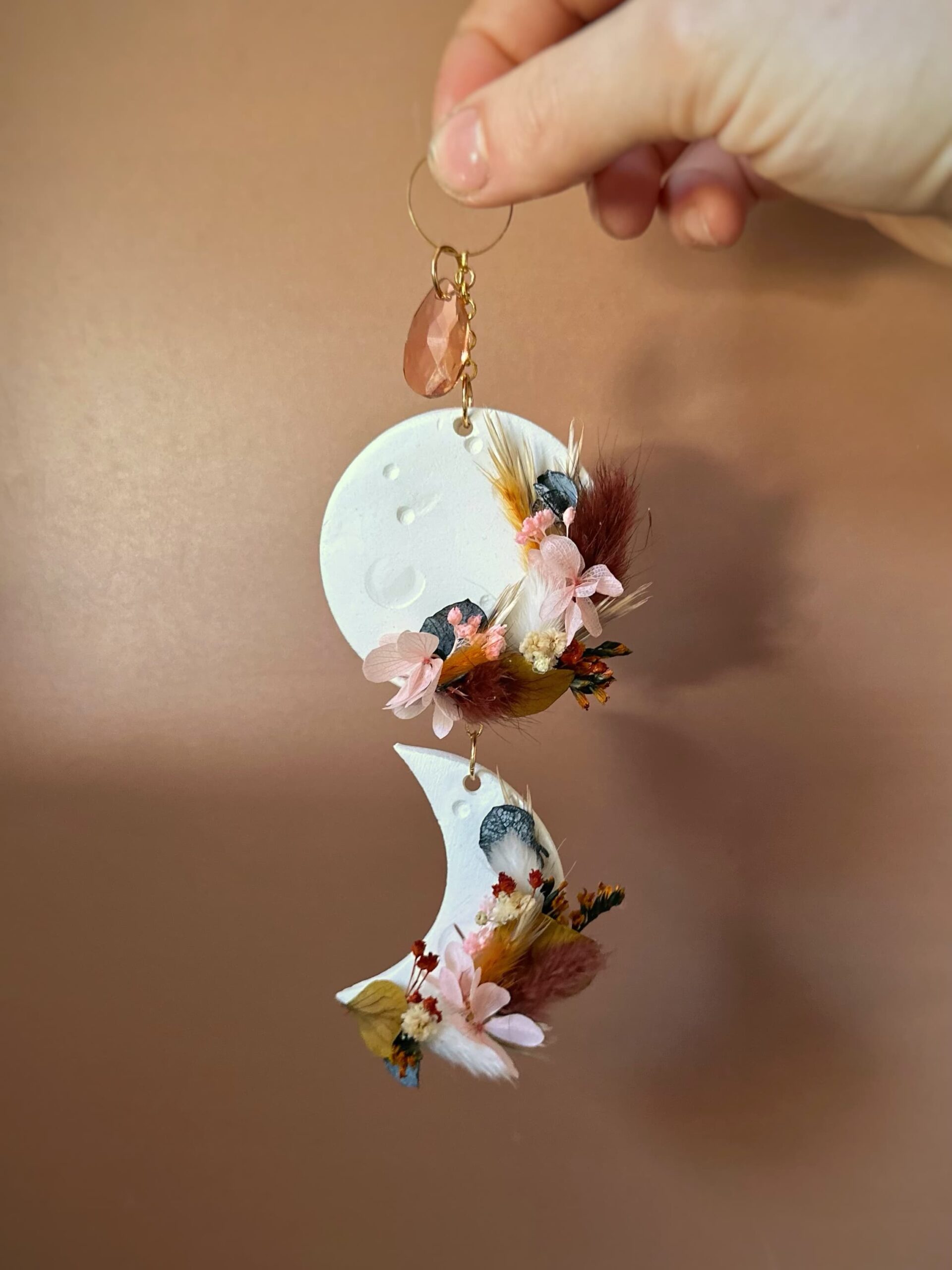 La Cueilleuse - Suspension lunaire double lune en argile et fleurs séchées et stabilisées