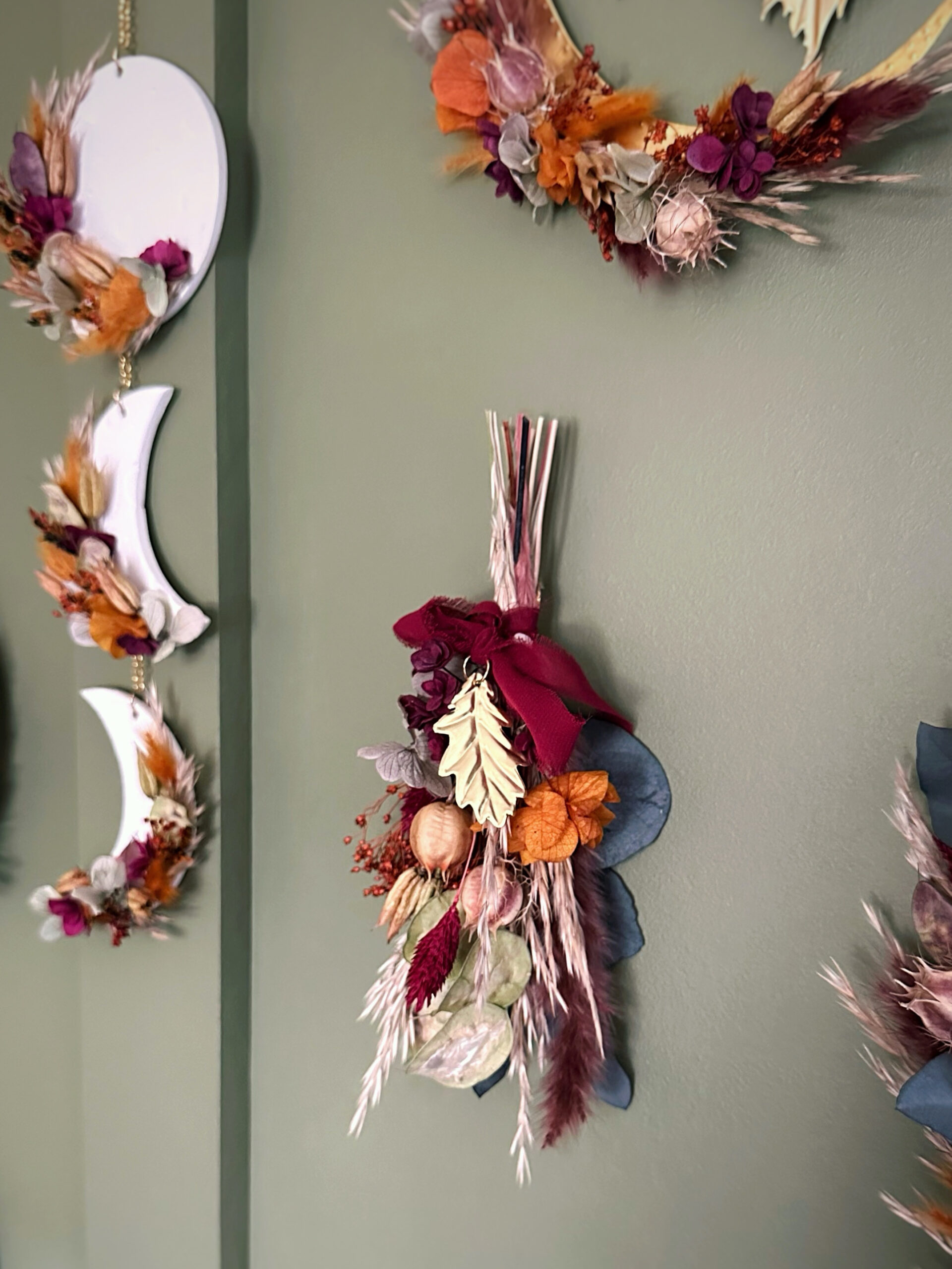 Cueillette Nocturne - Bouquet Mural en fleurs séchées avec feuille de chêne en laiton repoussé