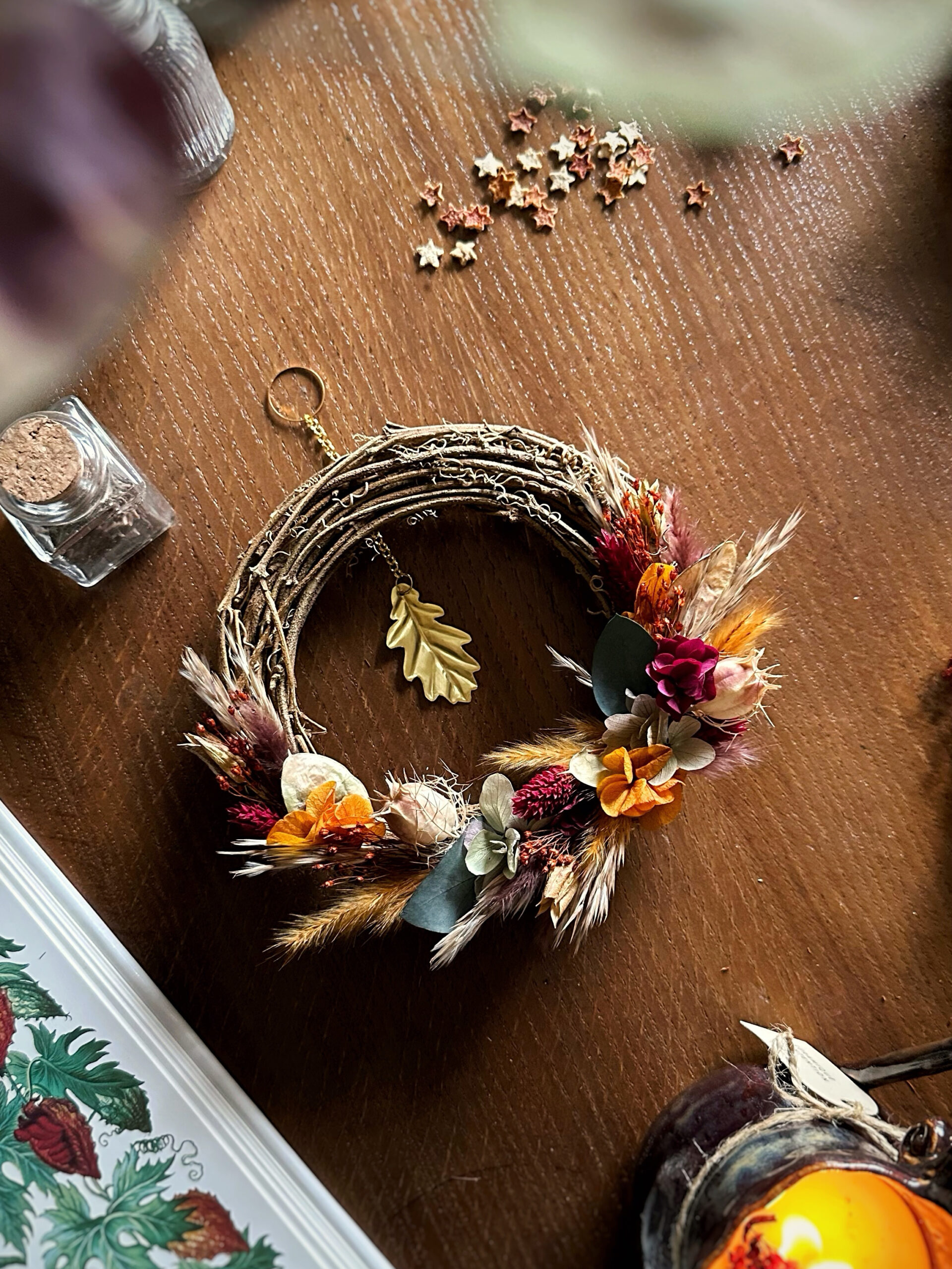 Au creux de l'Automne - Couronne en fleurs séchées et vigne avec feuille en laiton repoussé
